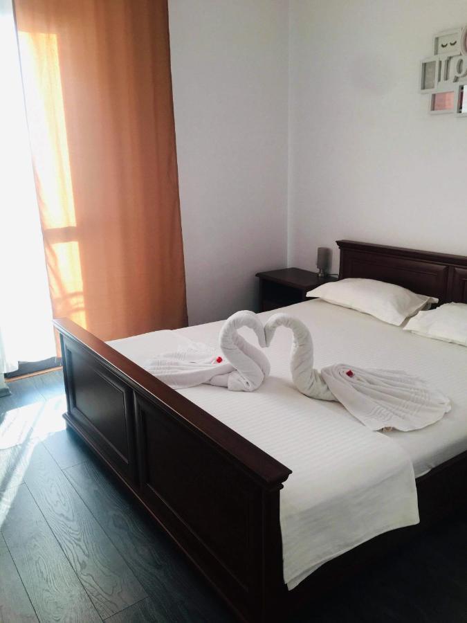 Casa Famous Gazde/Camere de închiriat *
